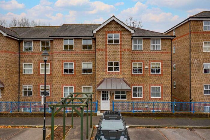2 Bedroom Apartment To Rent In River Bank Close, Maidstone, Kent, ME15