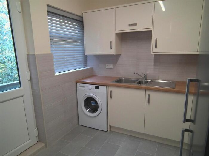 2 Bedroom Flat To Rent In Bowling Green Avenue, Kettering, NN15