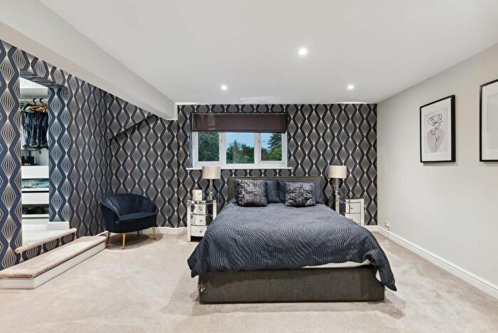 5 Bedroom Detached House For Sale In The Lawns, Cheam, SM2