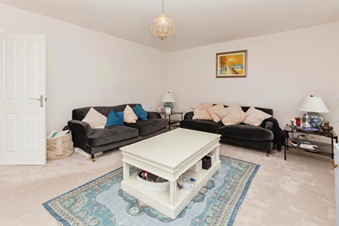 5 Bedroom Detached House For Sale In Edsell Crescent, Thame, OX9
