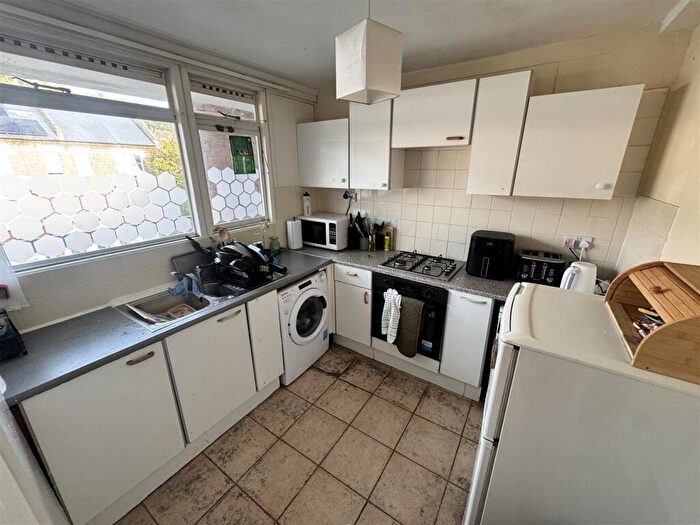 3 Bedroom Flat To Rent In Rosenau Road, London, SW11