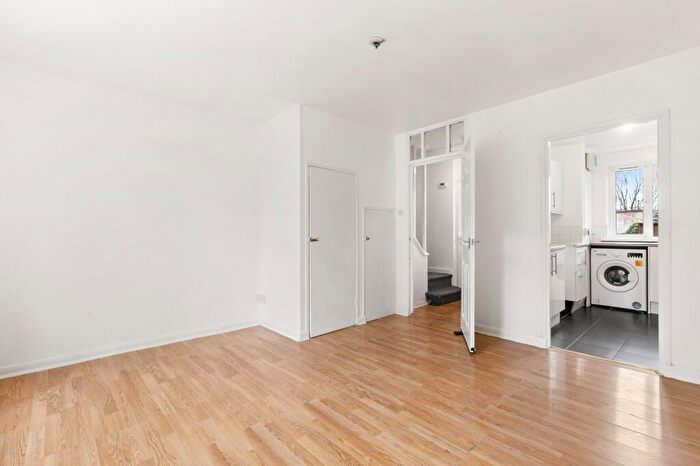 2 Bedroom Maisonette To Rent In John Kennedy Court, Newington Green Road, N1