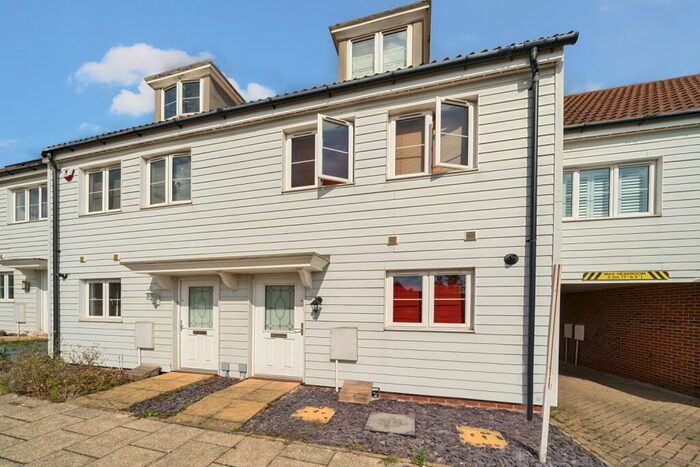 3 Bedroom Town House To Rent In Hedgerows Hoo, ME3