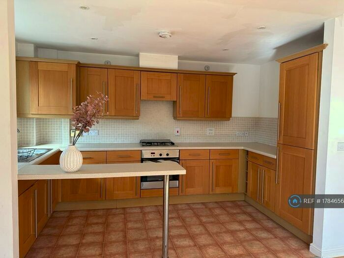 2 Bedroom Flat To Rent In Cranmer Court, Upminster, RM14