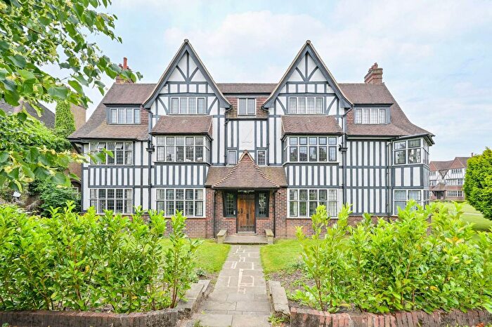 3 Bedroom Flat To Rent In Queens Drive, Acton, London, W3