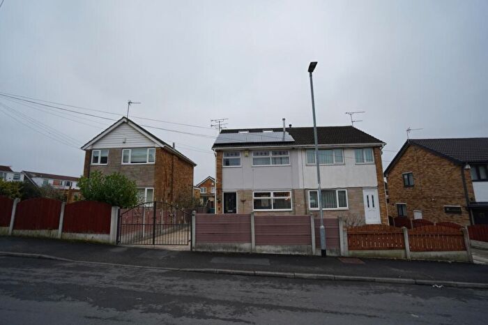 4 Bedroom Semi Detached House For Sale In Topcliffe Mead, Morley, Leeds, LS27