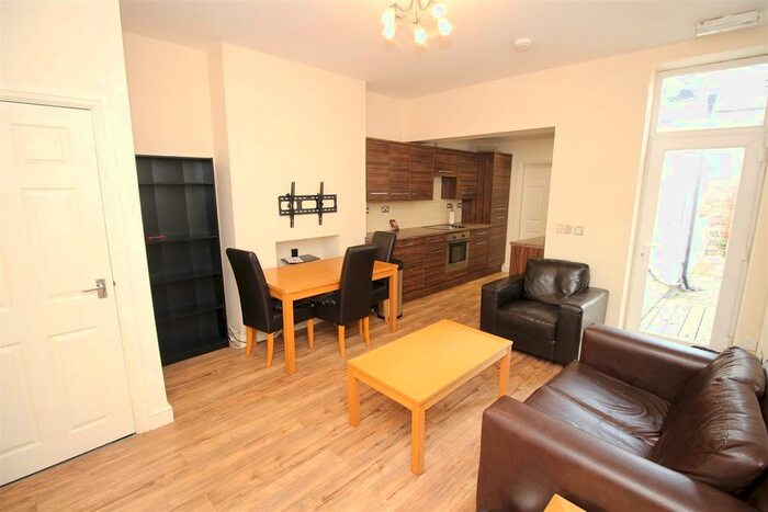 3 Bedroom Flat To Rent In Forsyth Road, Jesmond, Newcastle Upon Tyne, NE2
