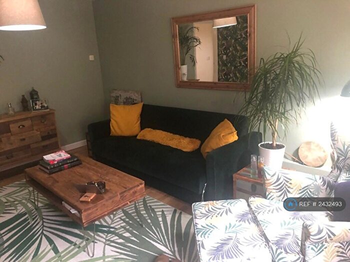 2 Bedroom Flat To Rent In Davies Building, Tredegar, NP22