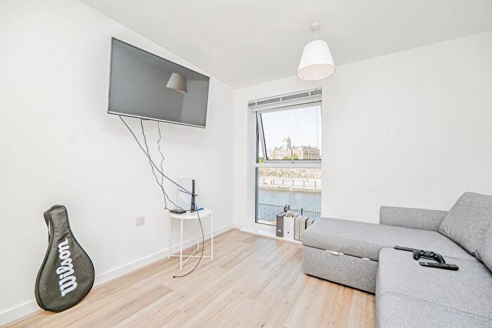 4 Bedroom Town House For Sale In Ffordd Wallace, Barry, CF63