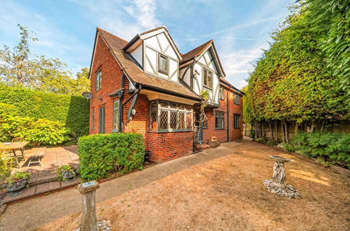 4 Bedroom Detached House For Sale In Pink Lane, Burnham, Slough, SL1