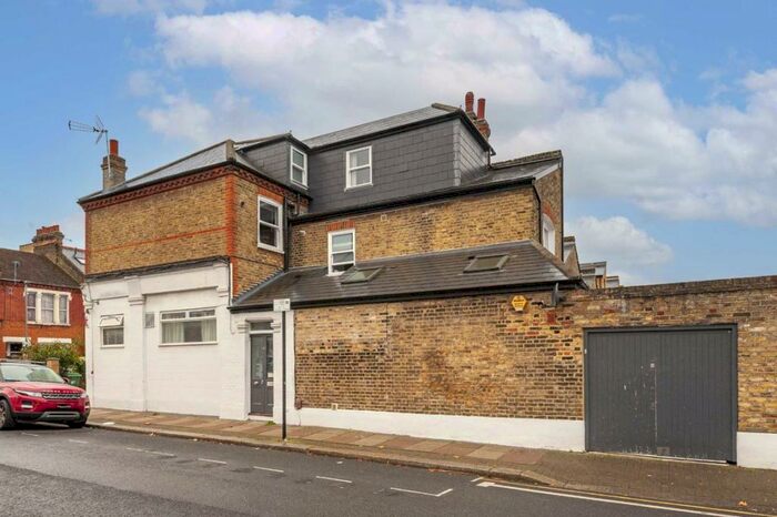 3 Bedroom Flat To Rent In Mayford Road, Balham, SW12