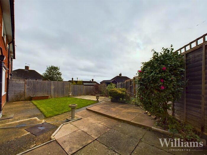 3 Bedroom Property For Sale In Chiltern Close, Stone, Aylesbury, HP17