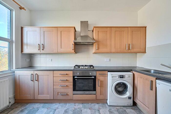 3 Bedroom Flat To Rent In Queens Drive, Finsbury Park, London, N4