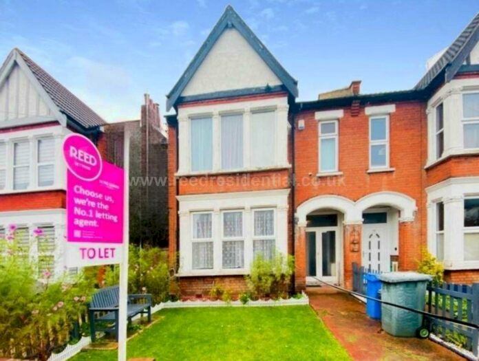 3 Bedroom Flat To Rent In Valkyrie Road, Westcliff On Sea, SS0