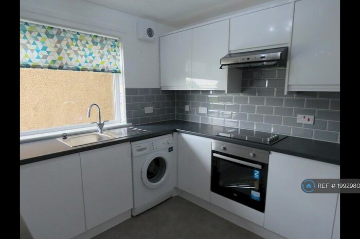 3 Bedroom Flat To Rent In The Green, Bathgate, EH48