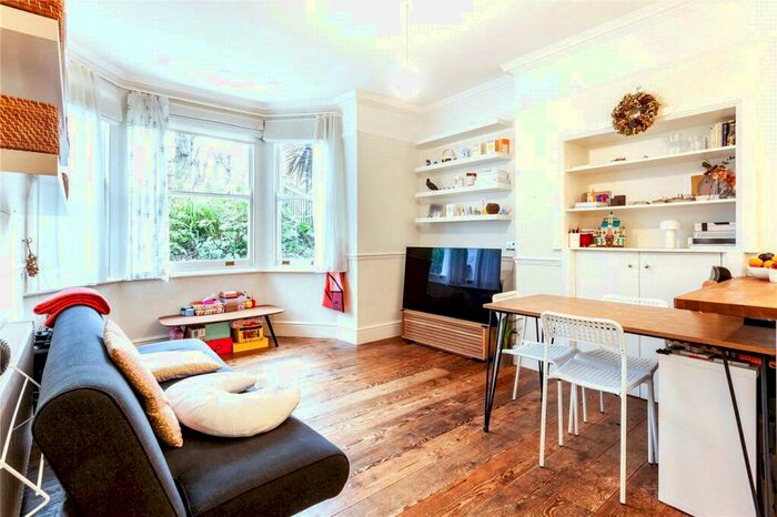 2 Bedroom Apartment To Rent In Queens Drive, London, N4