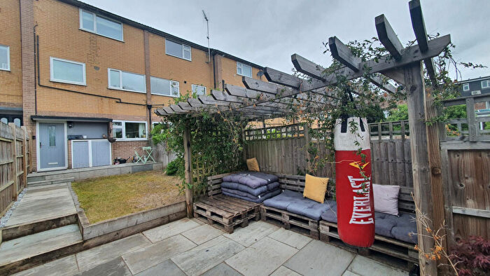 2 Bedroom Maisonette For Sale In Burnside Close, High Barnet, EN5