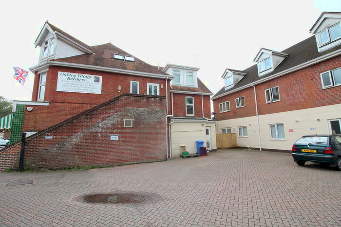 2 Bedroom Flat To Rent In Lower Blandford Road, Broadstone, BH18