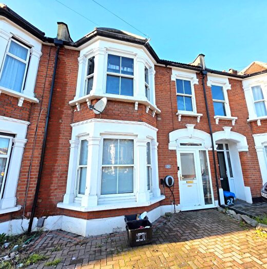 3 Bedroom Terraced House For Sale In Holmwood Road, Ilford, IG3