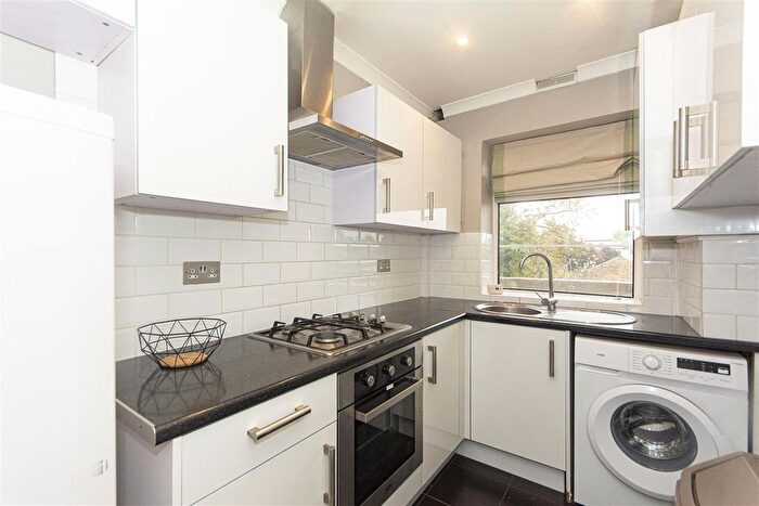 2 Bedroom Flat To Rent In New Park Road, Clapham, SW2