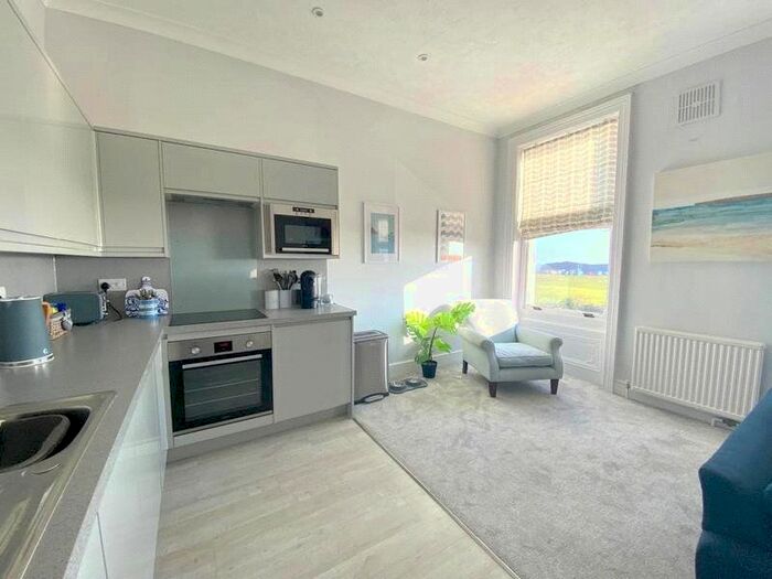 1 Bedroom Flat To Rent In South Terrace, Littlehampton, West Sussex, BN17