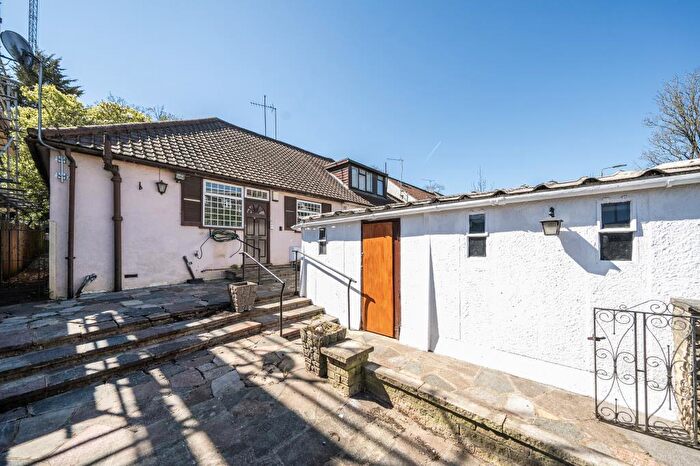 2 Bedroom Semi-Detached Bungalow To Rent In Robin Lane, London, NW4