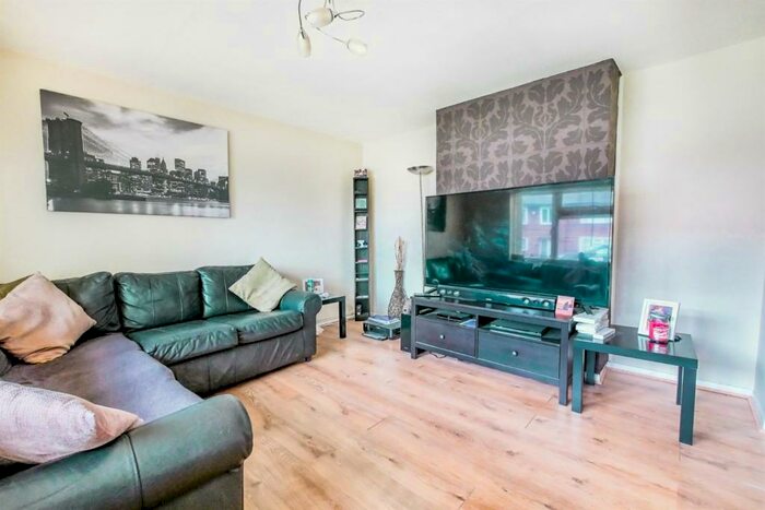 1 Bedroom Flat To Rent In Bedroom Ground Floor Flat In Basildon, SS16