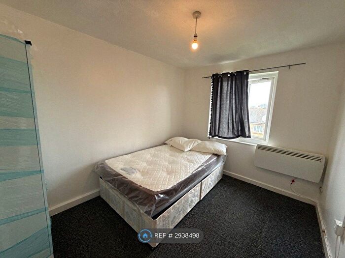 2 Bedroom Flat To Rent In Fiveacre Close, Croydon, CR7