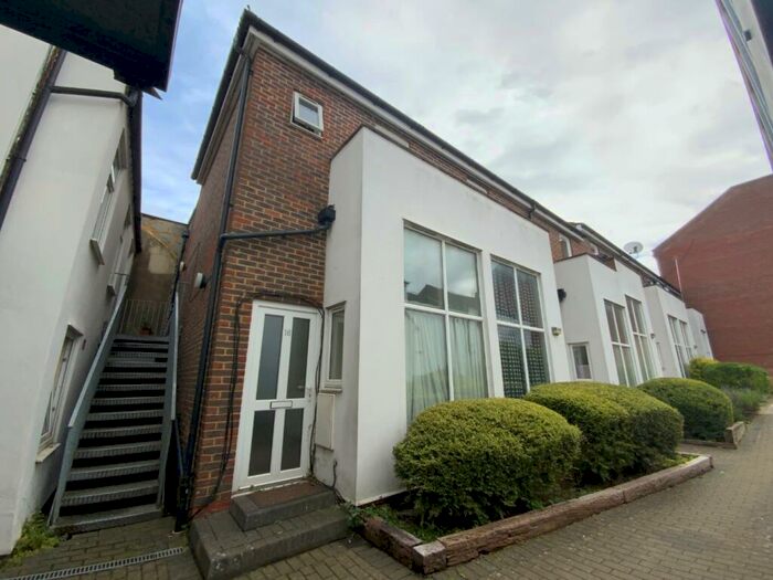 1 Bedroom End Of Terrace House To Rent In Adelaide Street, Luton, Bedfordshire, LU1