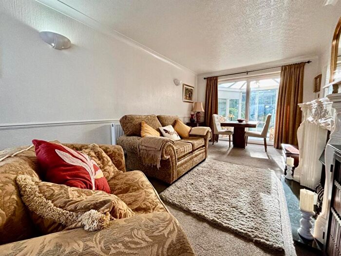 2 Bedroom Semi-Detached House For Sale In Whincover Road, Wortley, Leeds, LS12