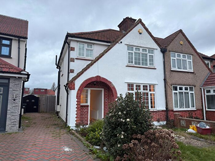 4 Bedroom Semi Detached House To Rent In Hounslow, TW5