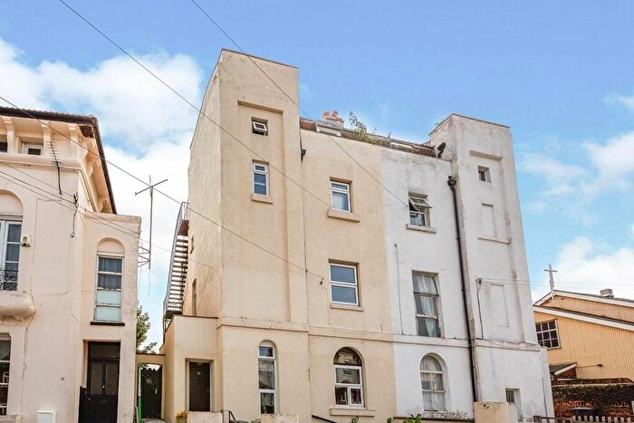 3 Bedroom Flat To Rent In Pier Road, Northfleet, Gravesend, Kent, DA11