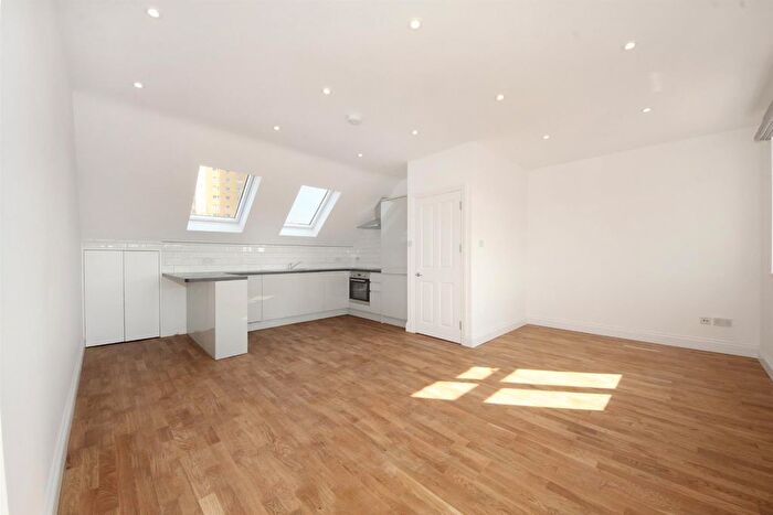 3 Bedroom Flat To Rent In Lexden Road, W3