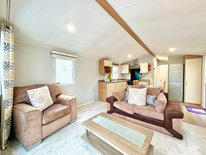 2 Bedroom Mobile/park Home For Sale In Colchester Road, St. Osyth, Clacton-On-Sea, CO16