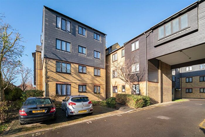 3 Bedroom Flat For Sale In Greenford Avenue, London, W7