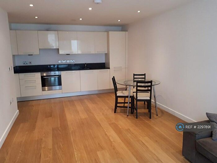 2 Bedroom Flat To Rent In Rivington Apartments, Slough, SL2