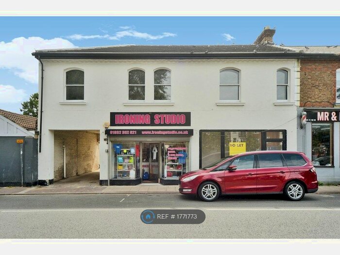 2 Bedroom Flat To Rent In High Road, Byfleet, KT14