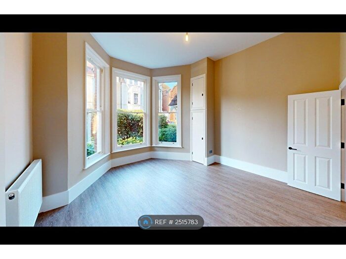 1 Bedroom Flat To Rent In Claremont Gardens, Surbiton, KT6