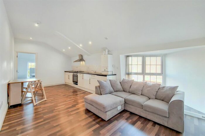 1 Bedroom Flat To Rent In King Street, Twickenham, TW1