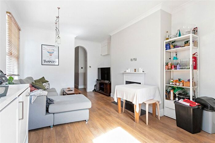 3 Bedroom Flat To Rent In Holmleigh Road, London, N16