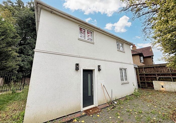 3 Bedroom Detached House For Sale In Highwood Elms, Highwood Hill, Mill Hill, London, NW7