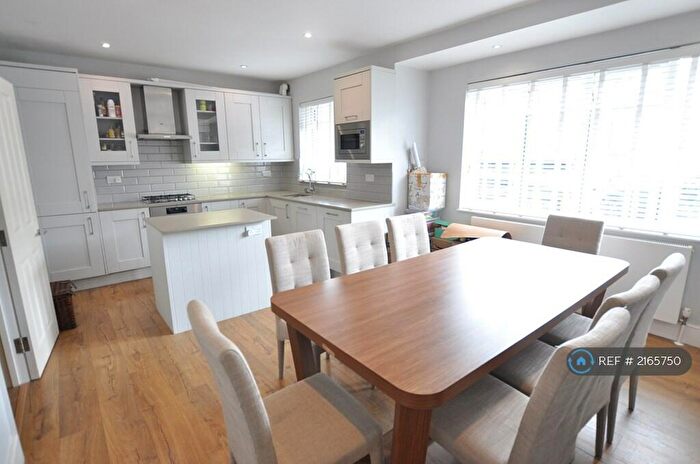 4 Bedroom Semi-Detached House To Rent In Ridgeview Road, London, N20