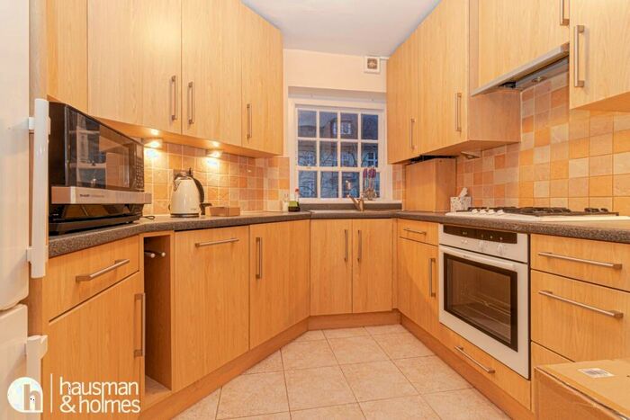 3 Bedroom Flat To Rent In Corringham Court, Golders Green, NW11