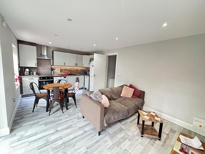 2 Bedroom Flat To Rent In Victoria Road, Leeds, LS6