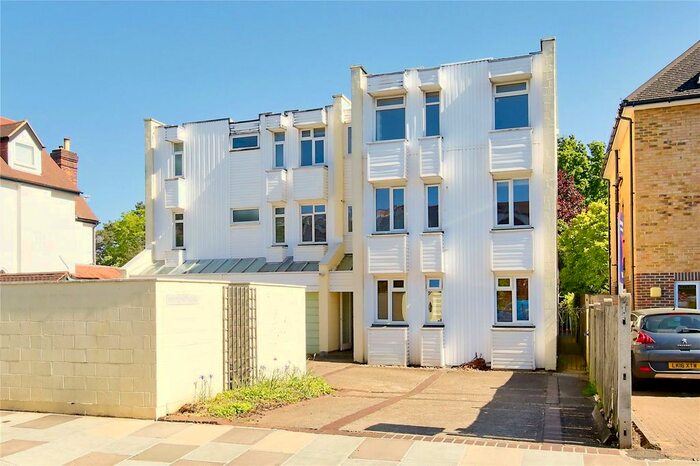 2 Bedroom Flat To Rent In Parsons Mead, Holmesdale Road, Teddington, TW11