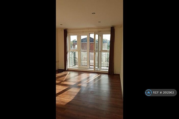 2 Bedroom Flat To Rent In Denham Road, London, N20