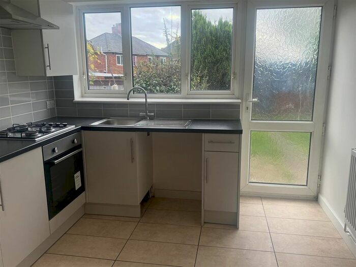 3 Bedroom Semi-Detached House To Rent In Forest Avenue, Walsall, WS3