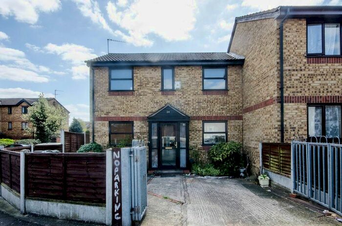 3 Bedroom End Of Terrace House To Rent In Green Pond Road, Walthamstow, London, E17