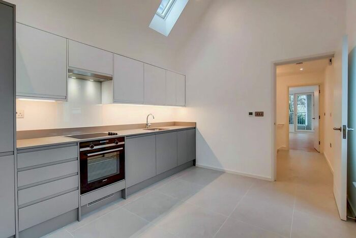 2 Bedroom Flat To Rent In Upper Richmond Road, East Putney, London, SW15