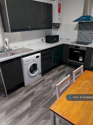 3 Bedroom Semi-Detached House To Rent In Laurel Grove, Manchester, M5